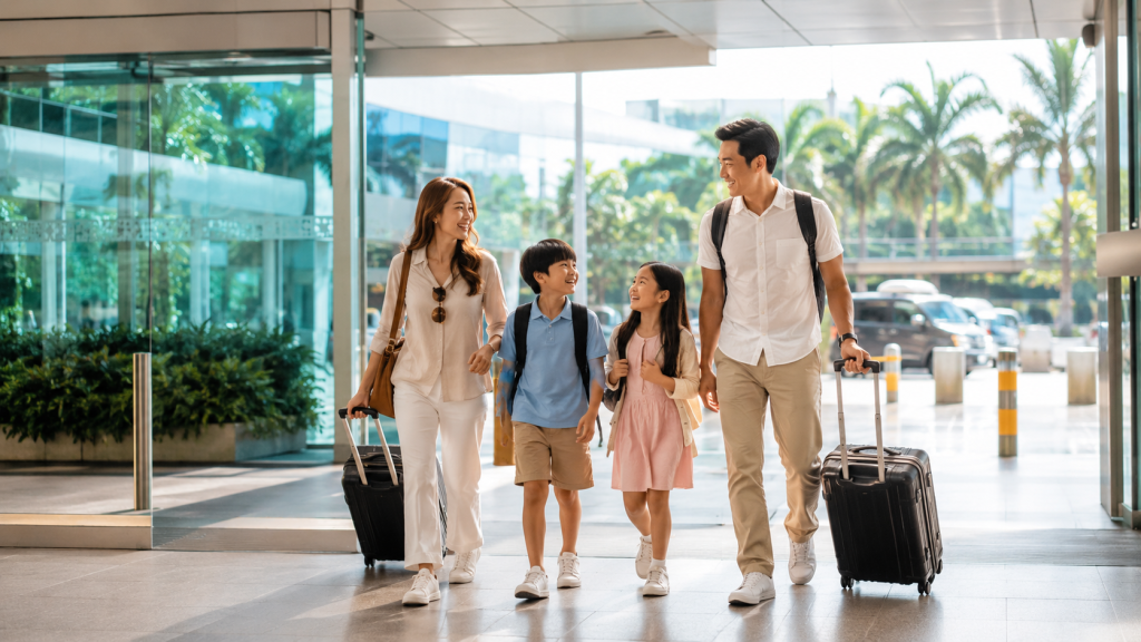 Keluarga Indonesia tiba di Changi Airport setelah perjalanan dari Johor Bahru.