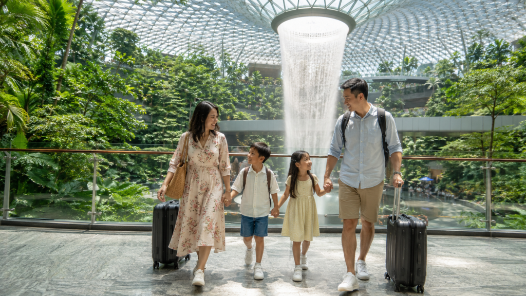 Keluarga Indonesia menikmati suasana sejuk di Jewel Changi Airport saat cuaca panas.