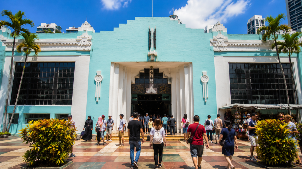 Bangunan heritage Central Market Kuala Lumpur sebagai pusat wisata belanja Malaysia.