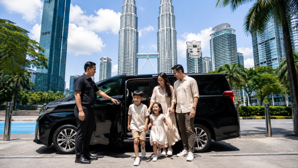 Keluarga Indonesia menggunakan private charter untuk menjelajahi Kuala Lumpur tanpa transportasi umum.