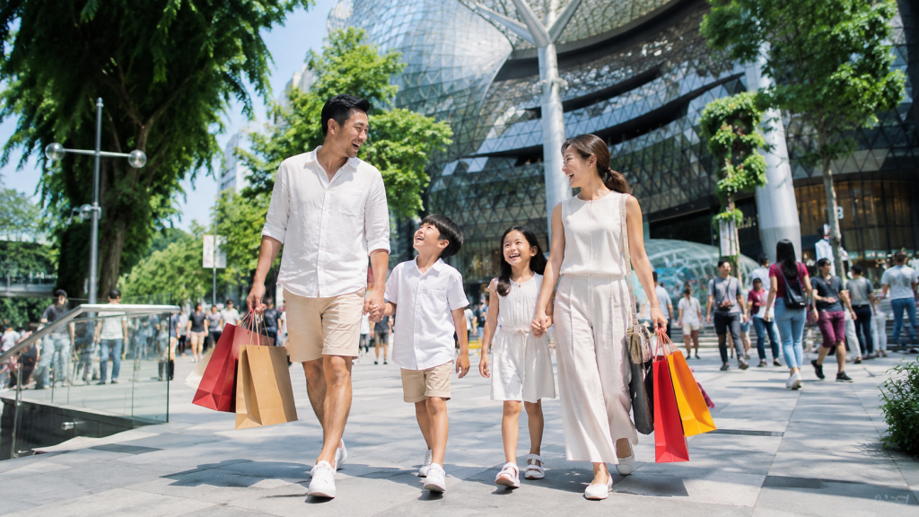 Keluarga Indonesia berbelanja saat Great Singapore Sale di Orchard Road Singapore