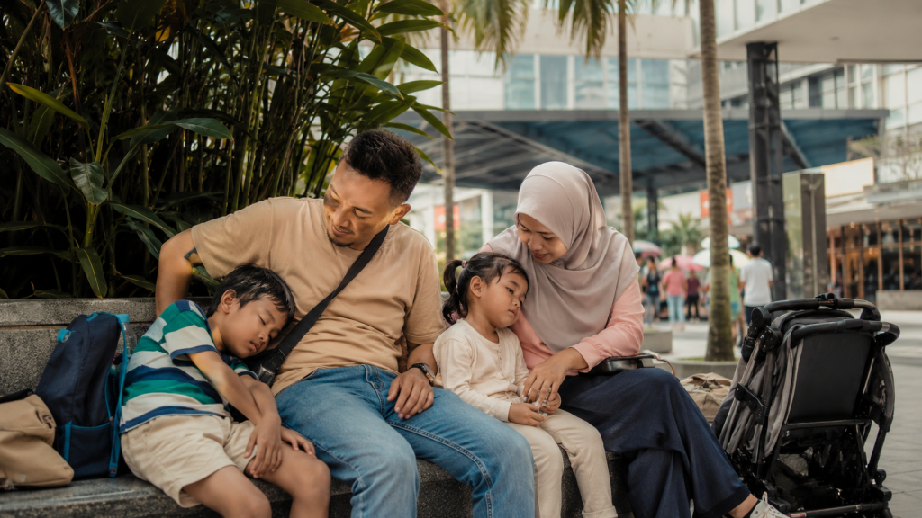keluarga beristirahat saat liburan weekend di Johor Bahru