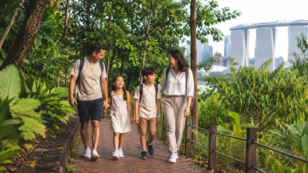 keluarga Indonesia menjelajahi hidden gems Singapore