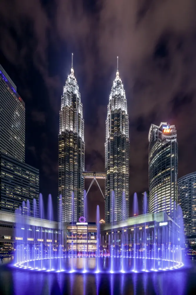 foto di depan Menara Petronas Kuala Lumpur