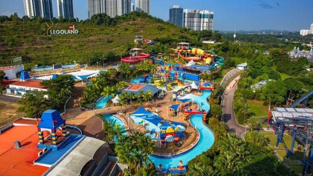 Suasana taman bermain Legoland Malaysia dari atas