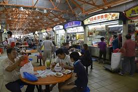 menikmati makanan-makanan di food court singapore