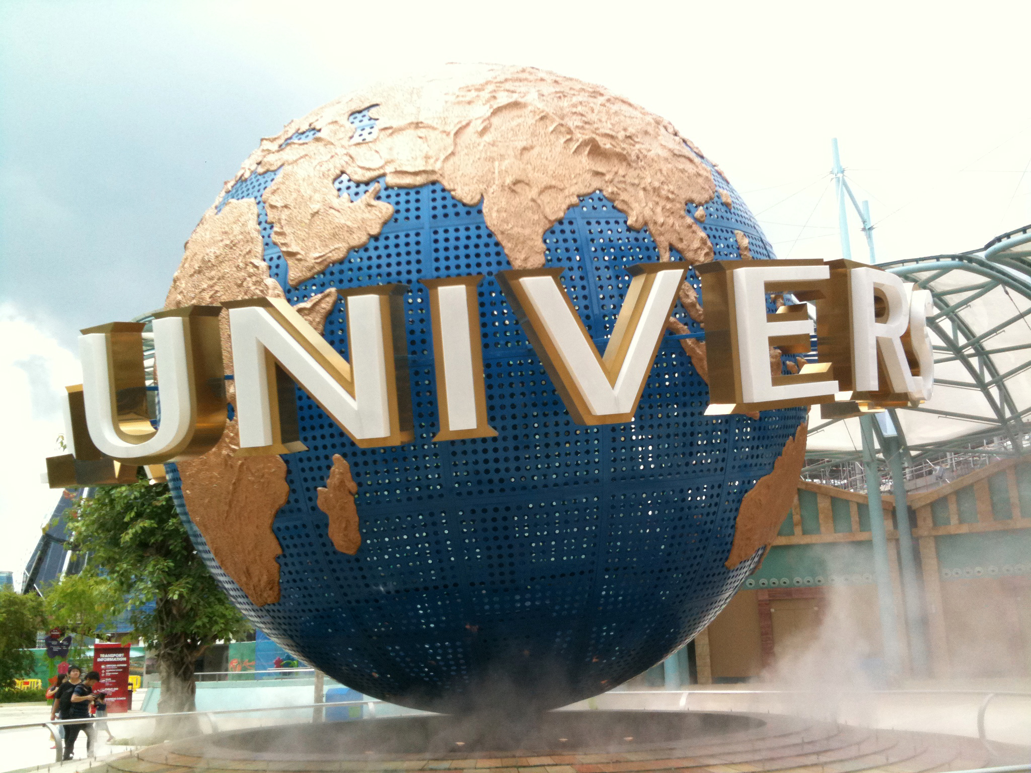 Keluarga Indonesia menggunakan Singapore Pass sebelum masuk Universal Studios Singapore.