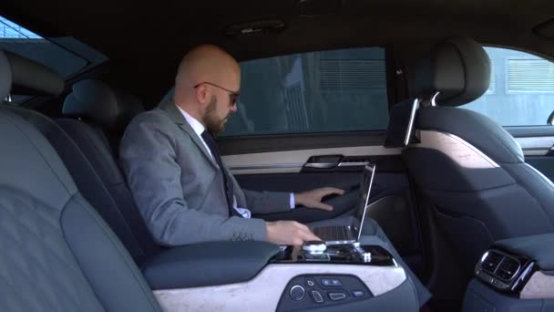 sewa mobil + supir agar membuat Anda lebih hemat waktu