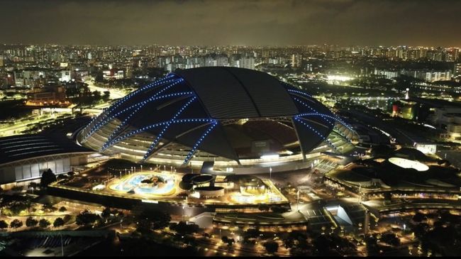 Interior stadion saat konser internasional

