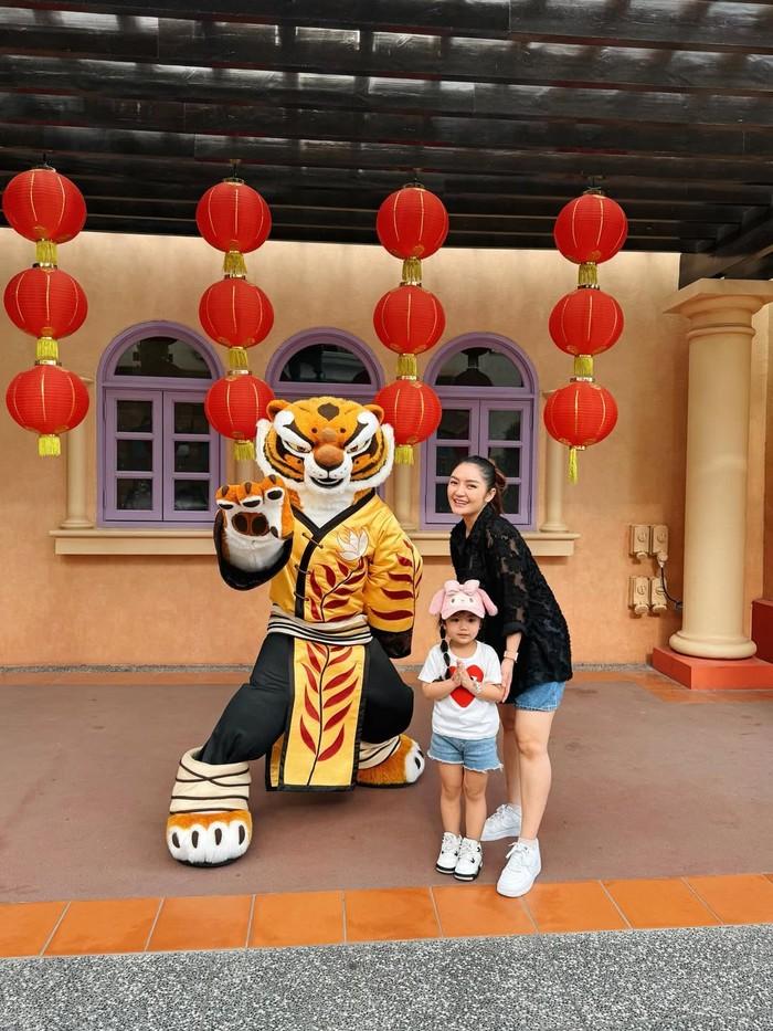 Liburan sekolah keluarga Indonesia di Universal Studios Singapore 2026