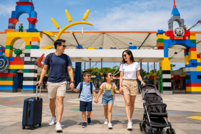 Keluarga Indonesia memasuki Legoland Malaysia untuk menikmati liburan bersama.