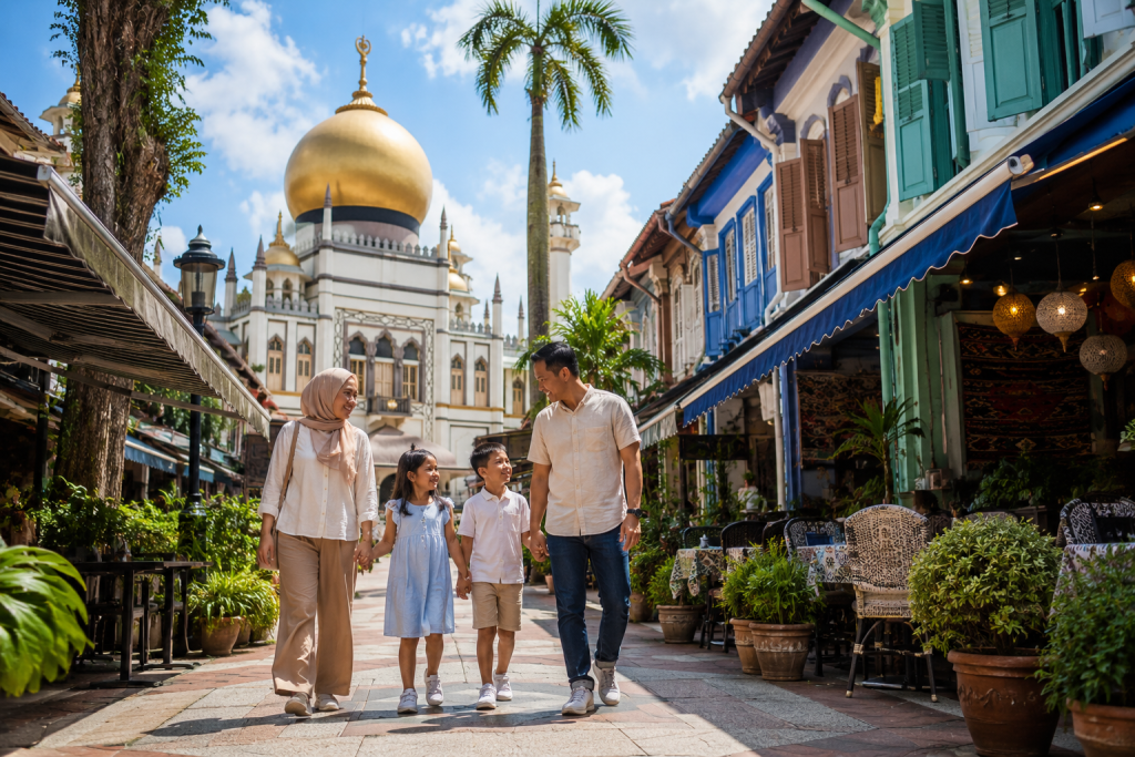 Kawasan Kampong Glam sebagai pusat makanan halal di Singapore.