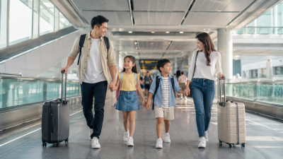 Keluarga Indonesia menuju imigrasi Singapore dengan nyaman saat memulai liburan.