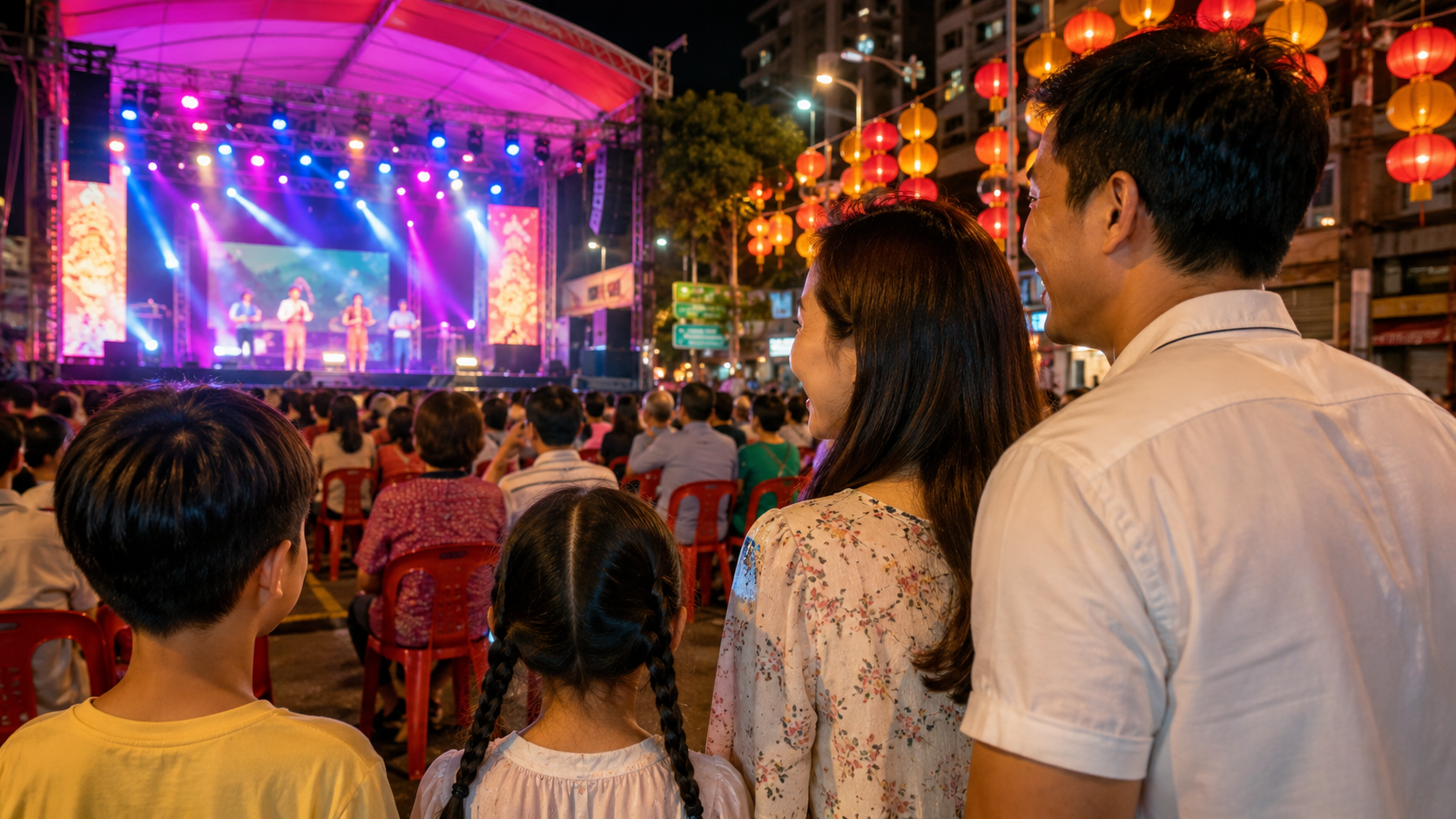 Keluarga Indonesia menikmati Getai Show Singapore 2026 di Chinatown saat festival budaya malam hari.