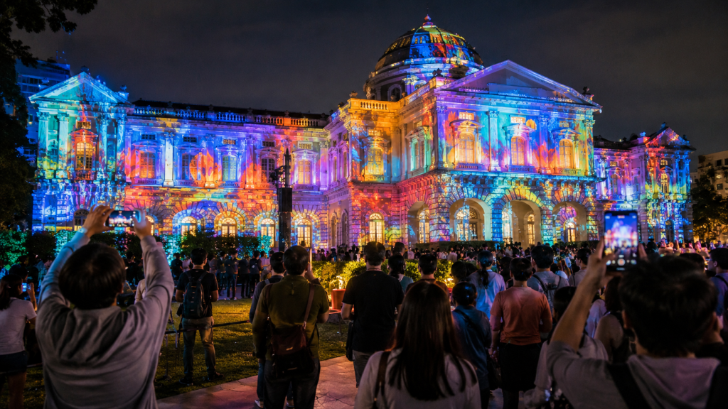 Pertunjukan light projection di National Museum Singapore saat Singapore Night Festival.