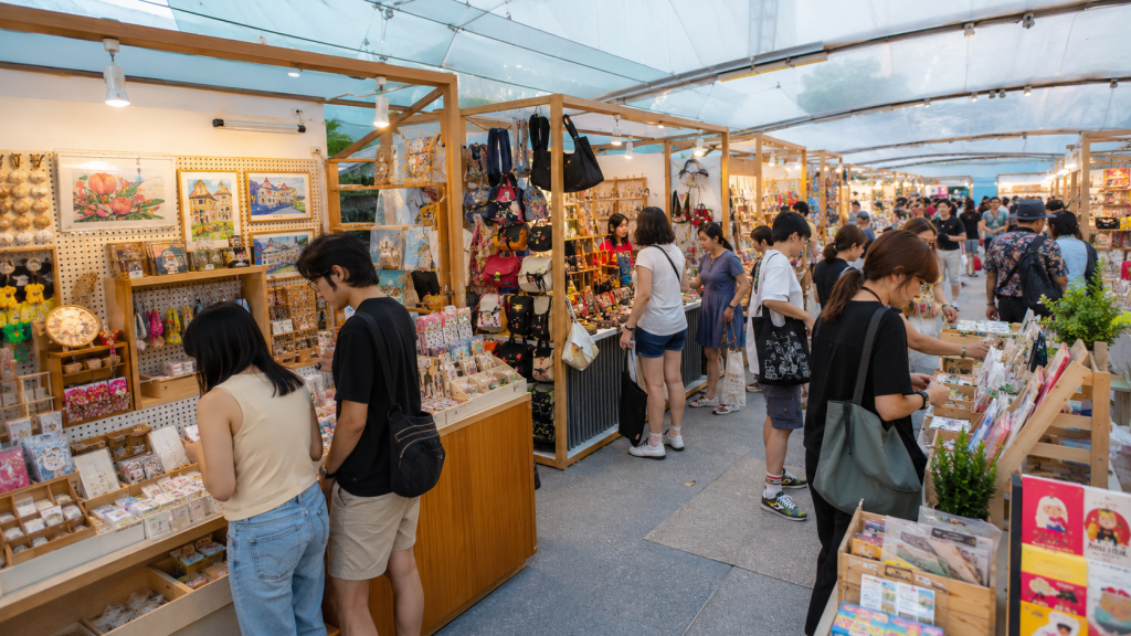 Suasana The Makers Market Singapore dengan berbagai stan kreator lokal.