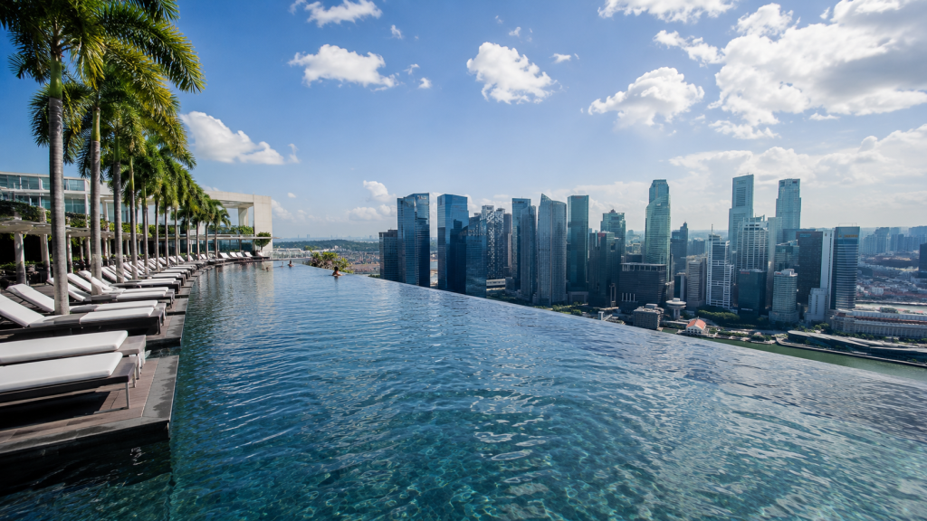 Infinity Pool Marina Bay Sands dengan panorama kota Singapore