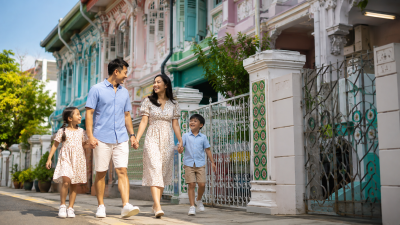 Keluarga Indonesia berjalan di kawasan bersejarah Joo Chiat Singapore dengan rumah-rumah Peranakan berwarna-warni.