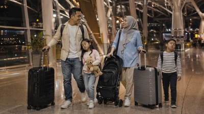 Keluarga Indonesia tiba di KLIA tengah malam dengan koper