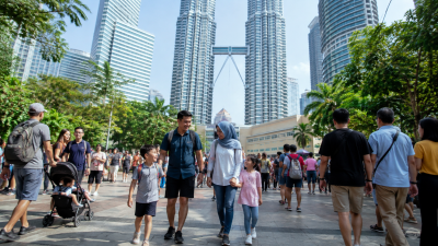 Keluarga Indonesia menikmati liburan santai di Kuala Lumpur dengan latar Petronas Twin Towers