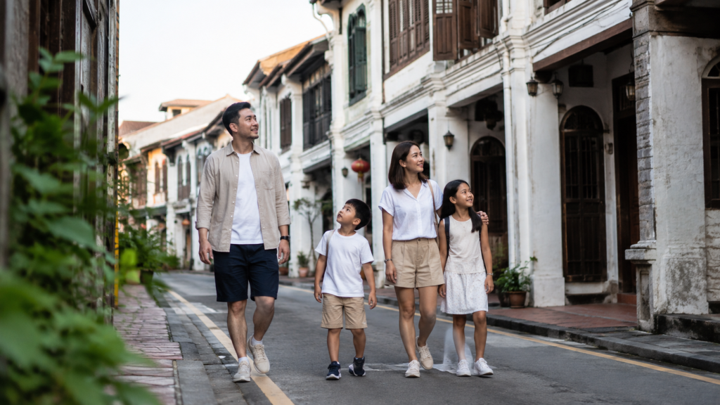 Keluarga Indonesia berjalan di Tan Hiok Nee Heritage Street Johor Bahru