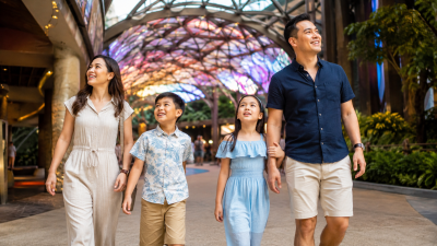 Keluarga Indonesia mengunjungi Harry Potter Visions of Magic Singapore di Resorts World Sentosa