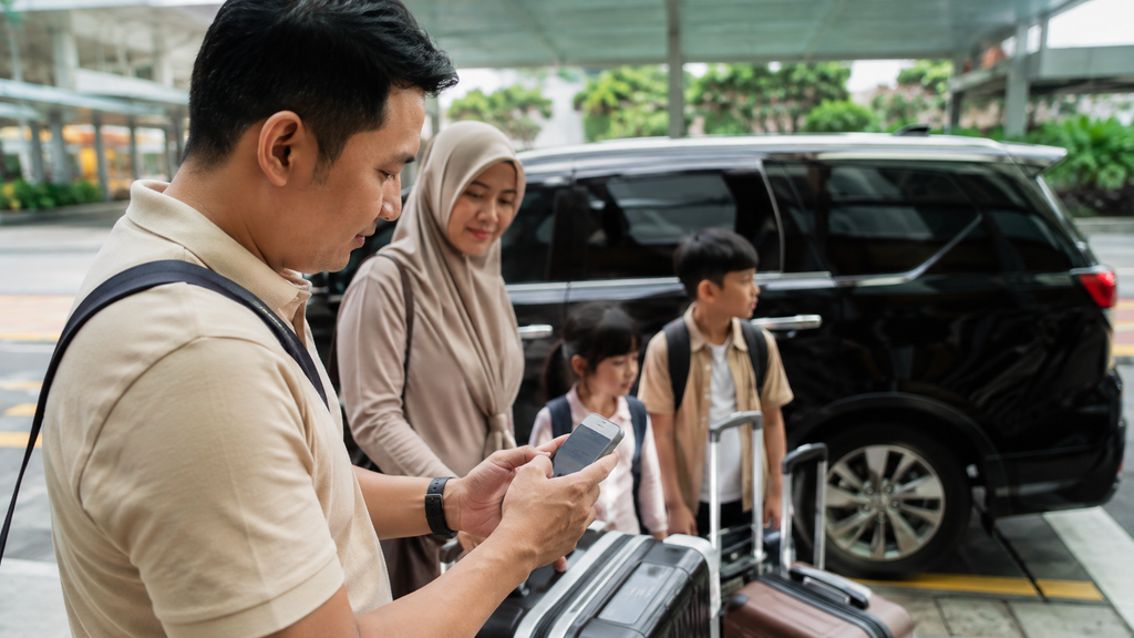 Mengecek detail booking sewa mobil Singapore sebelum perjalanan