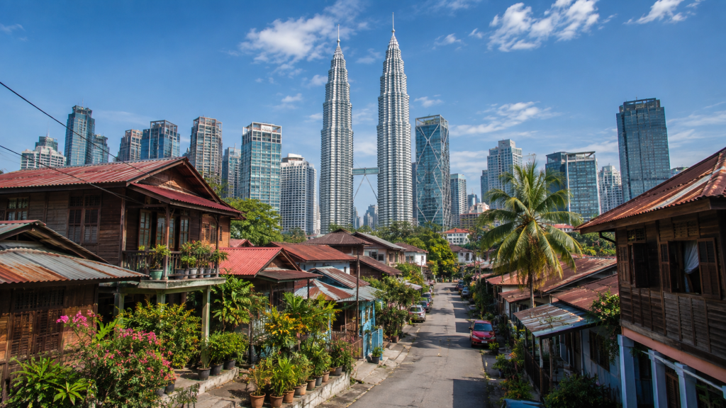Suasana Kampung Baru Kuala Lumpur dengan rumah tradisional Melayu di tengah kota modern