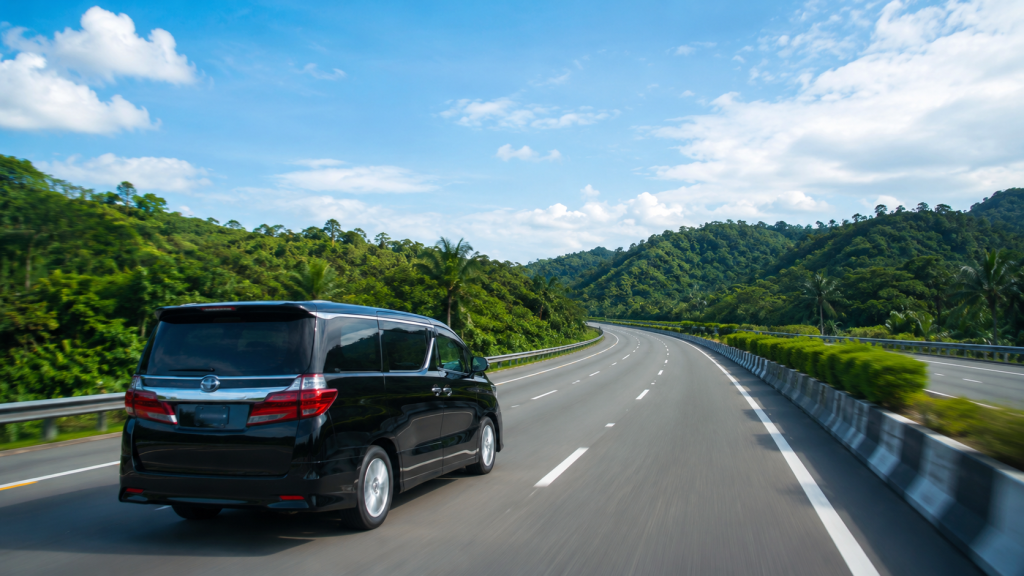 Perjalanan darat dari Singapore menuju Kuala Lumpur melalui jalan tol modern.