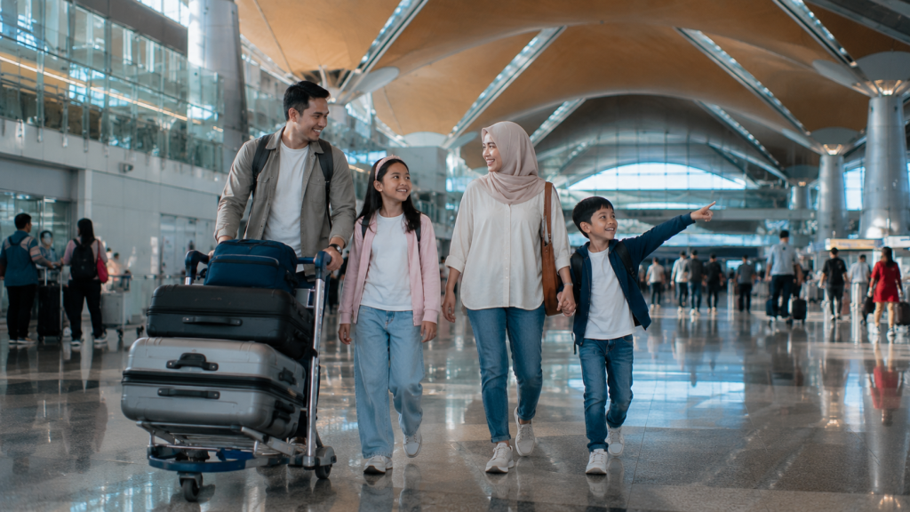 keluarga Indonesia tiba di KLIA Kuala Lumpur Malaysia