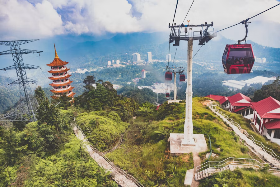 Keluarga melihat hutan Genting Highlands dari gondola Awana SkyWay