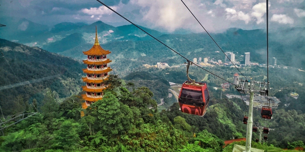 Kabut alami menyelimuti perbukitan hijau di sekitar Genting Highlands