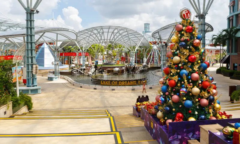 Ilustrasi dekorasi Natal dan pengunjung di area pedestrian resor