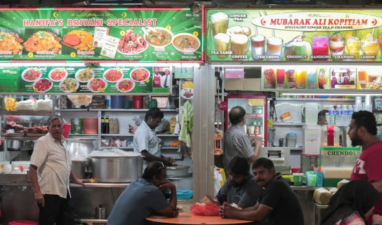 Makananan india nasi biryani, naan, dan kari dengan saus terpisah