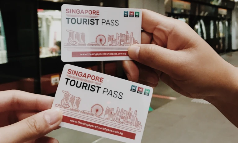 keluarga Indonesia menggunakan kartu Tourist Pass di Singapore