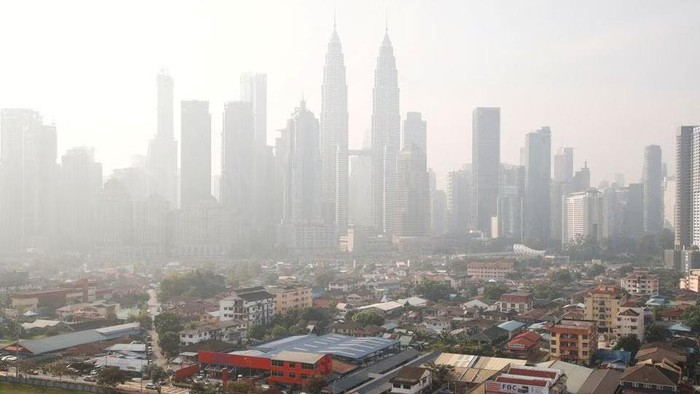 Kondisi kabut asap di Kuala Lumpur dengan pemandangan gedung Petronas.